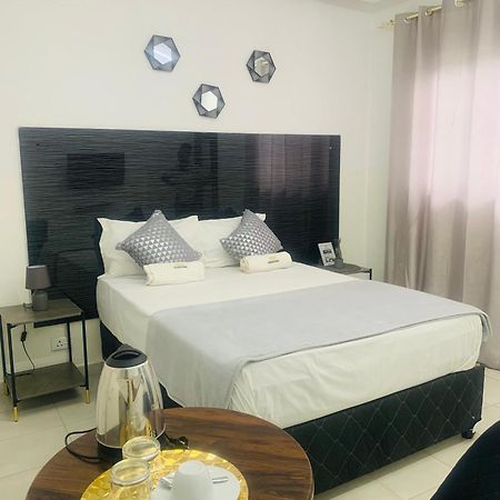 40 40 Accommodation Matola Bagian luar foto